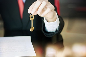 Man holding Key after knowing How To Do A Title Search On A Property