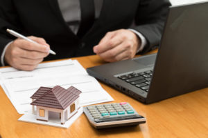 broker calculates different refinancing options for his client